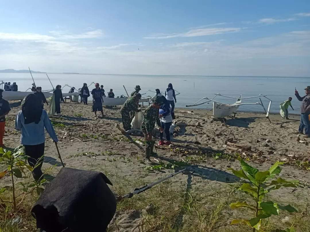 TNI, DLHK Dan Warga Bersihkan Pantai Di Polewali Mandar