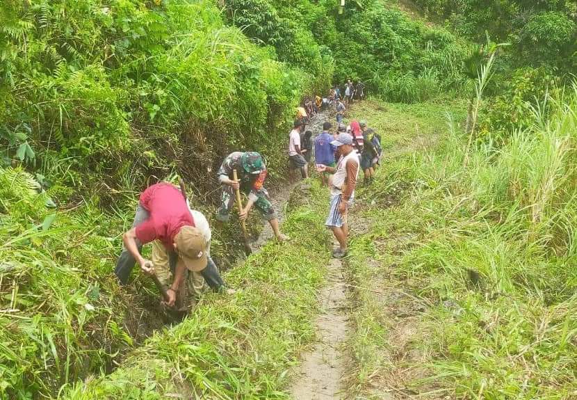 Babinsa Koramil 1418-05/Kalumpang Dan Warga Bersihkan Saluran Air Ciptakan Lingkungan Sehat