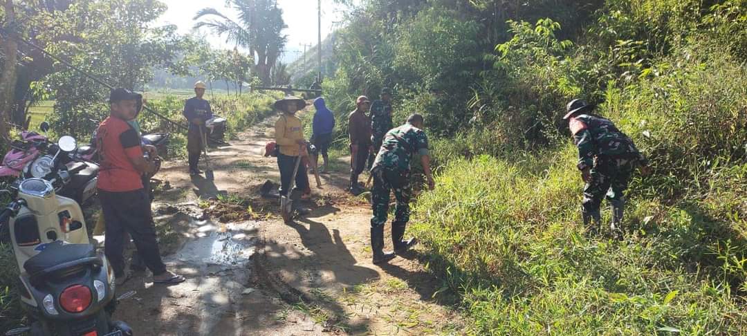 Lewat karya bakti, Babinsa Dengan Warga Memupuk Jiwa Gotong Royong