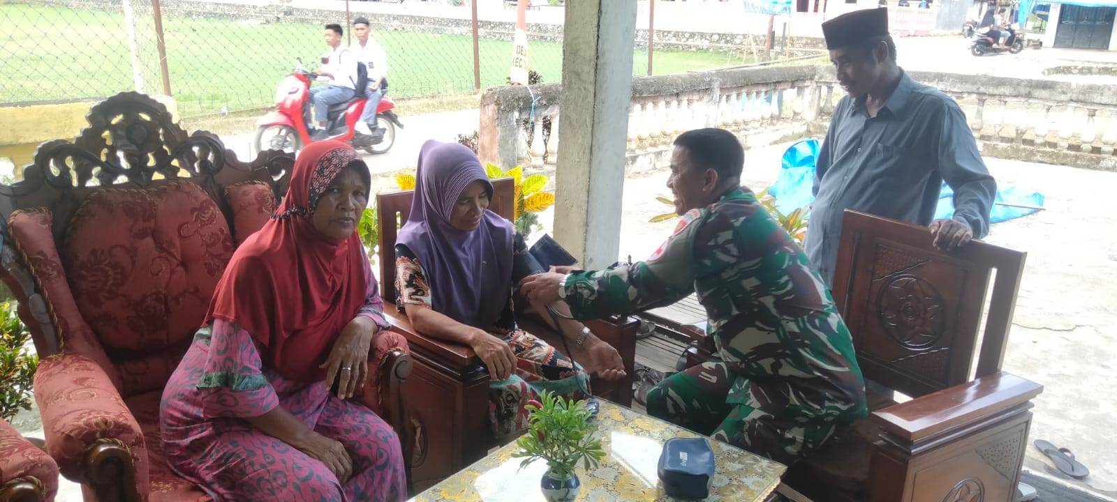Tim Kesehatan TMMD Ke-121 Kodim 1402/Polman Periksa Kesehatan Warga