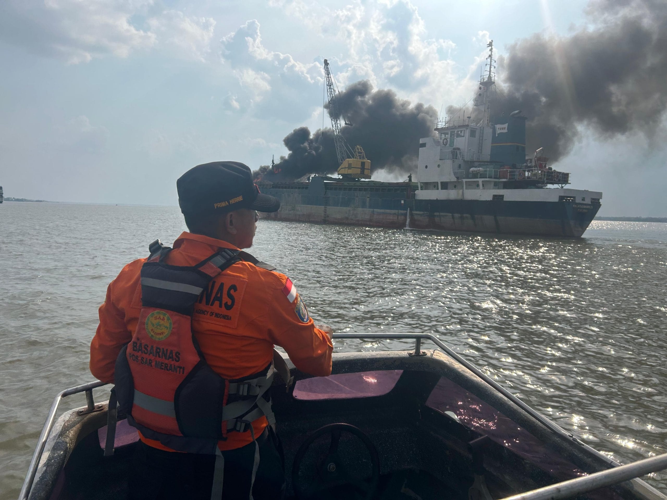 Kapal Tanker Bermuatan Sagu Terbakar di Perairan Meranti