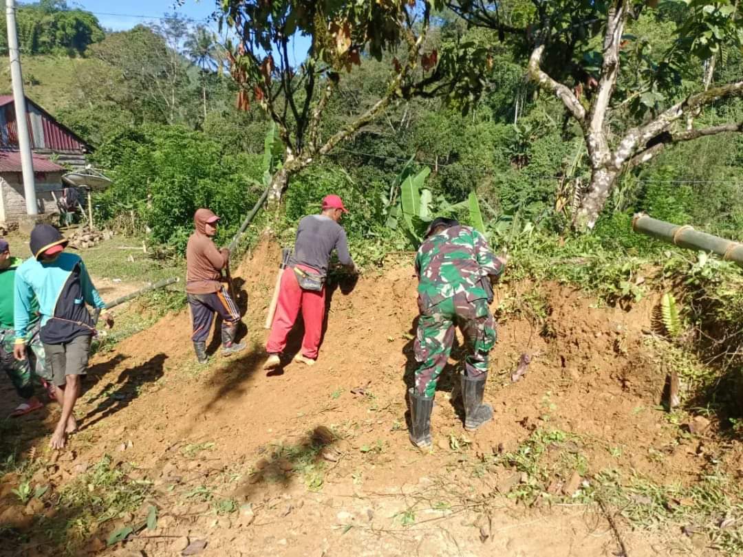Saluran Air Tertimbun Tanah, Babinsa Koramil Mambi Ajak Warga Gotong Royong Lakukan Penggalian