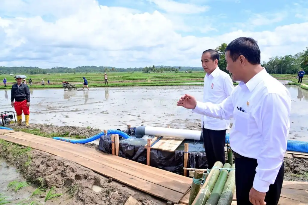 Presiden Jokowi dan Ibu Iriana Tinjau Pelaksanaan Bantuan Pompa Irigasi di Sulawesi Selatan