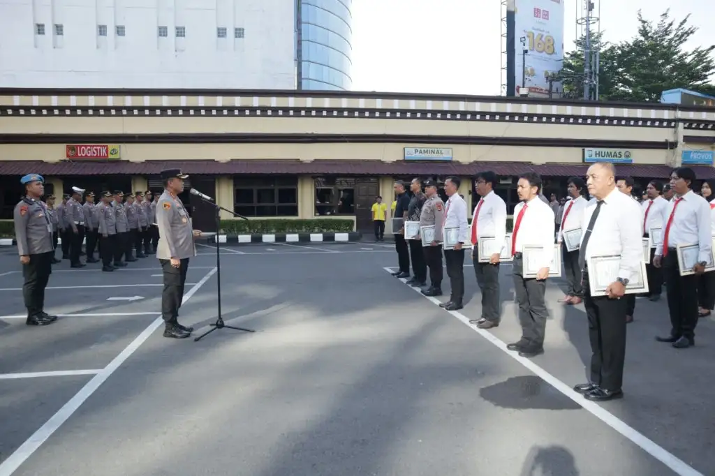 Kapolrestabes Makassar Berikan Penghargaan kepada 43 Personil Berprestasi