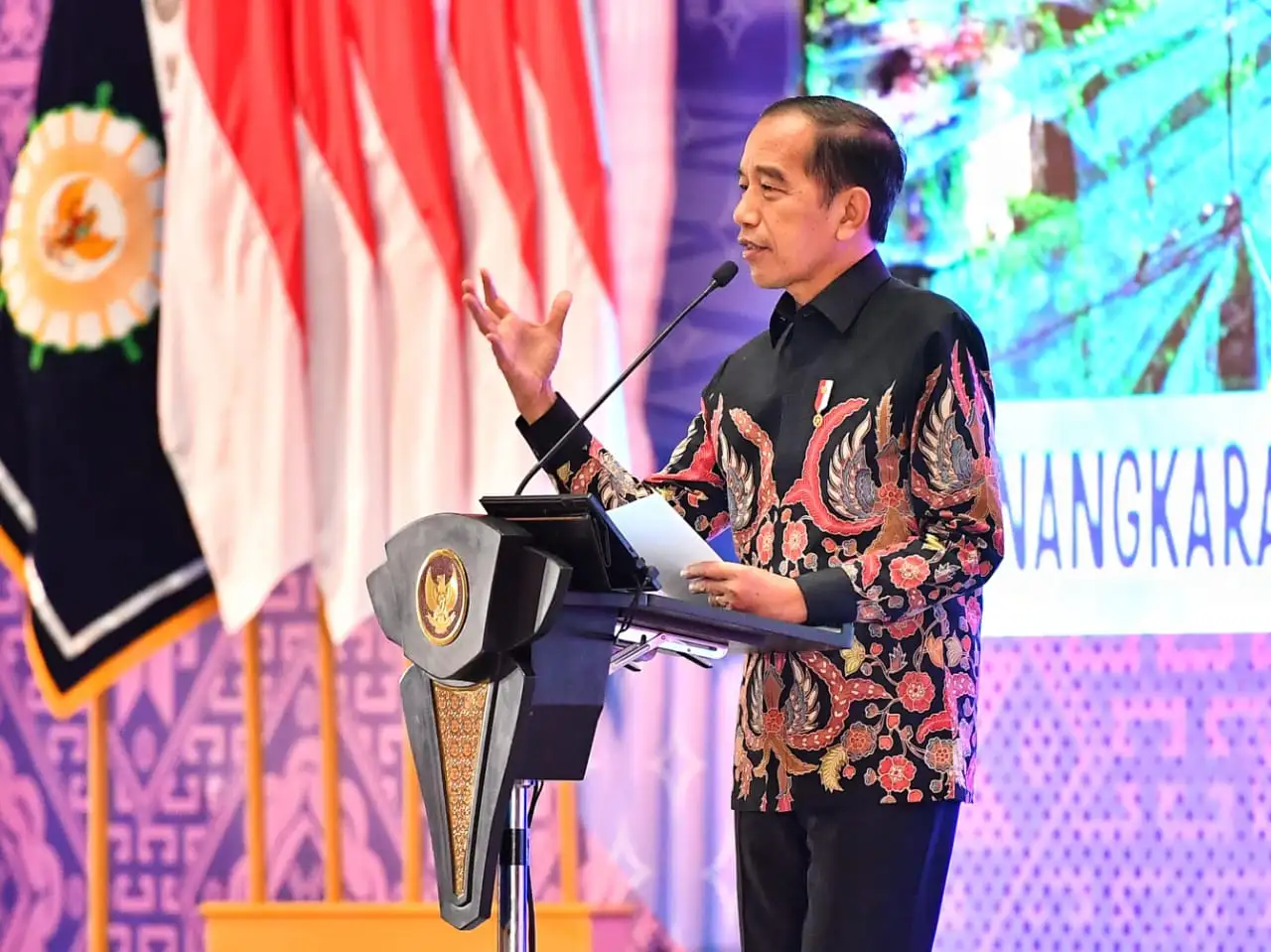 Presiden Jokowi Ungkap Tantangan Lima Tahun Terakhir di Rakernas APKASI 2024