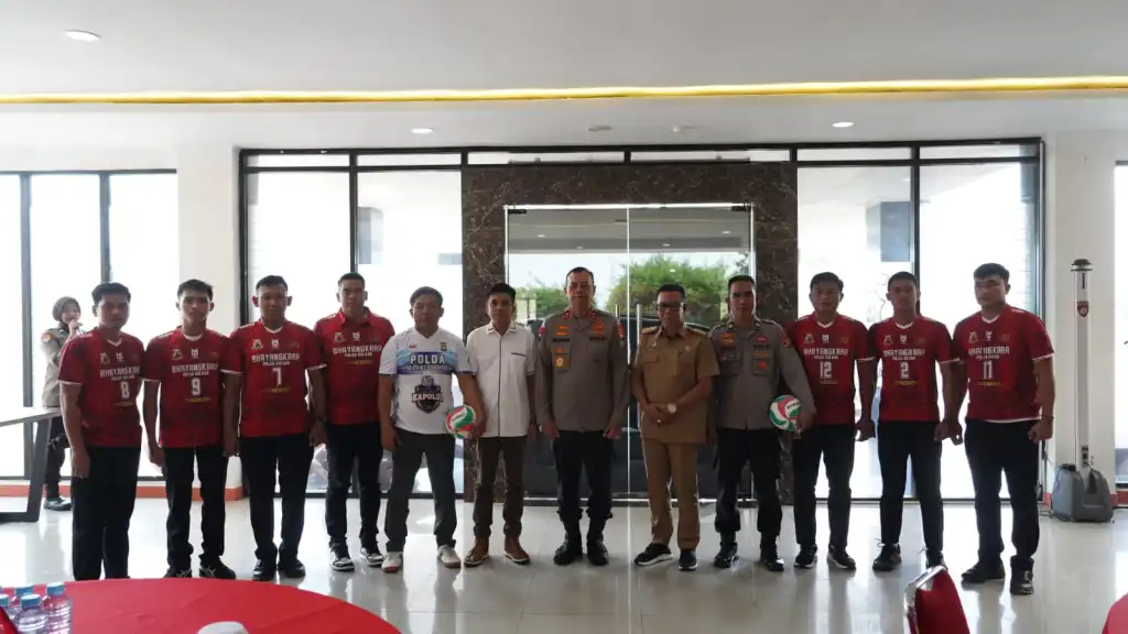Kapolda Lepas Tim Bola Voli Putra-Putri Sulbar Ikuti Turnamen Kapolri CUP di Jabar