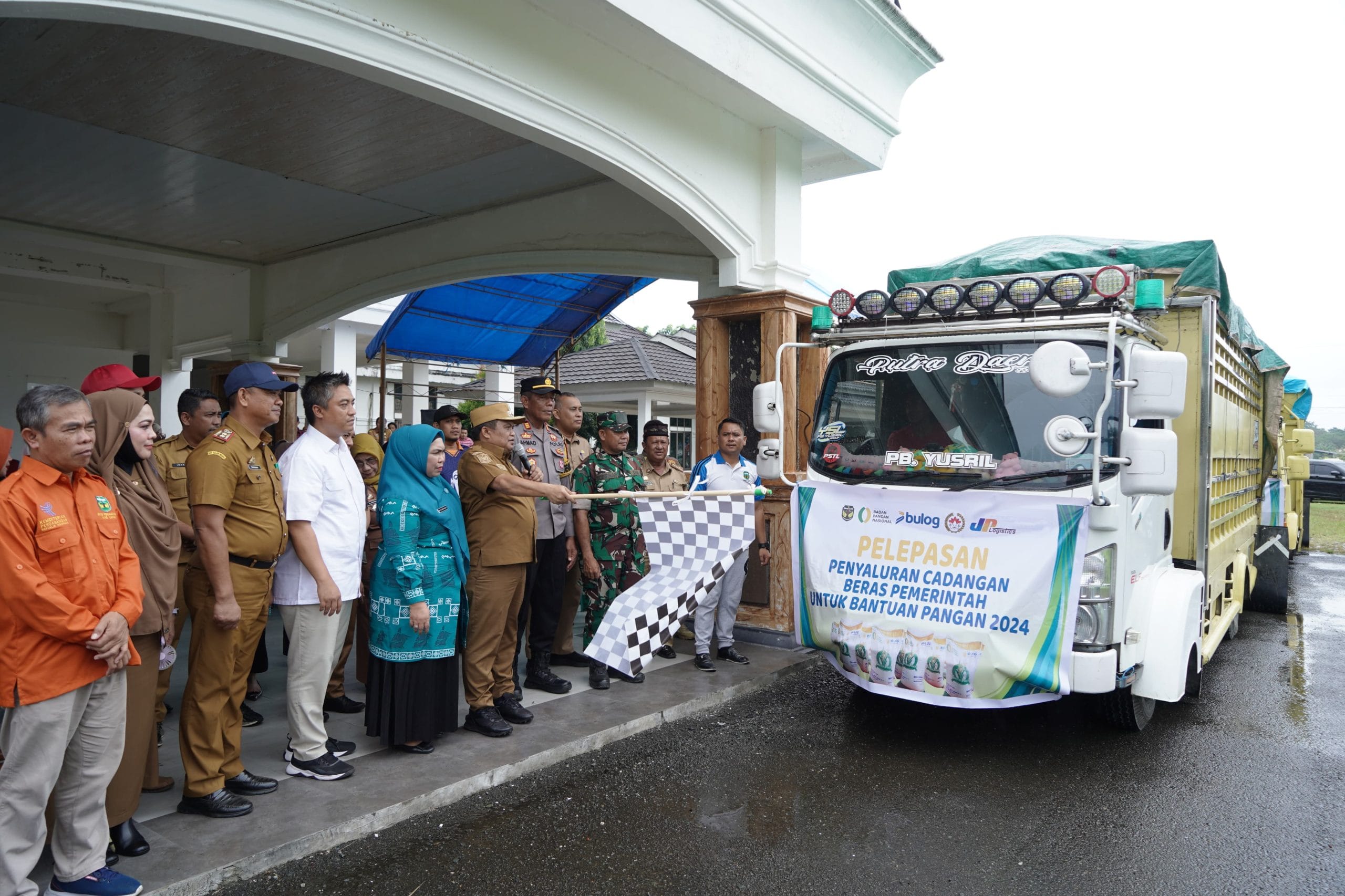 Pj Bupati Luwu Resmi Melepas Penyaluran Cadangan Beras Pemerintah Tahap III
