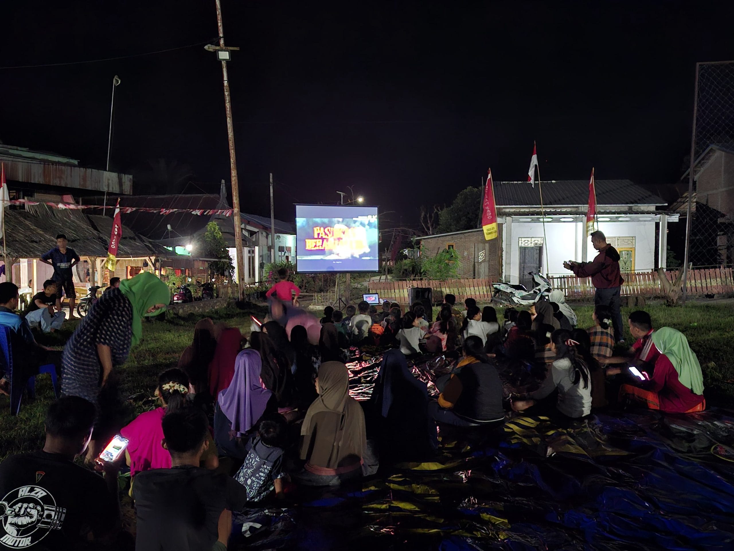Bangkitkan Semangat Juang, Satgas TMMD Ajak Warga Nobar Film Perjuangan