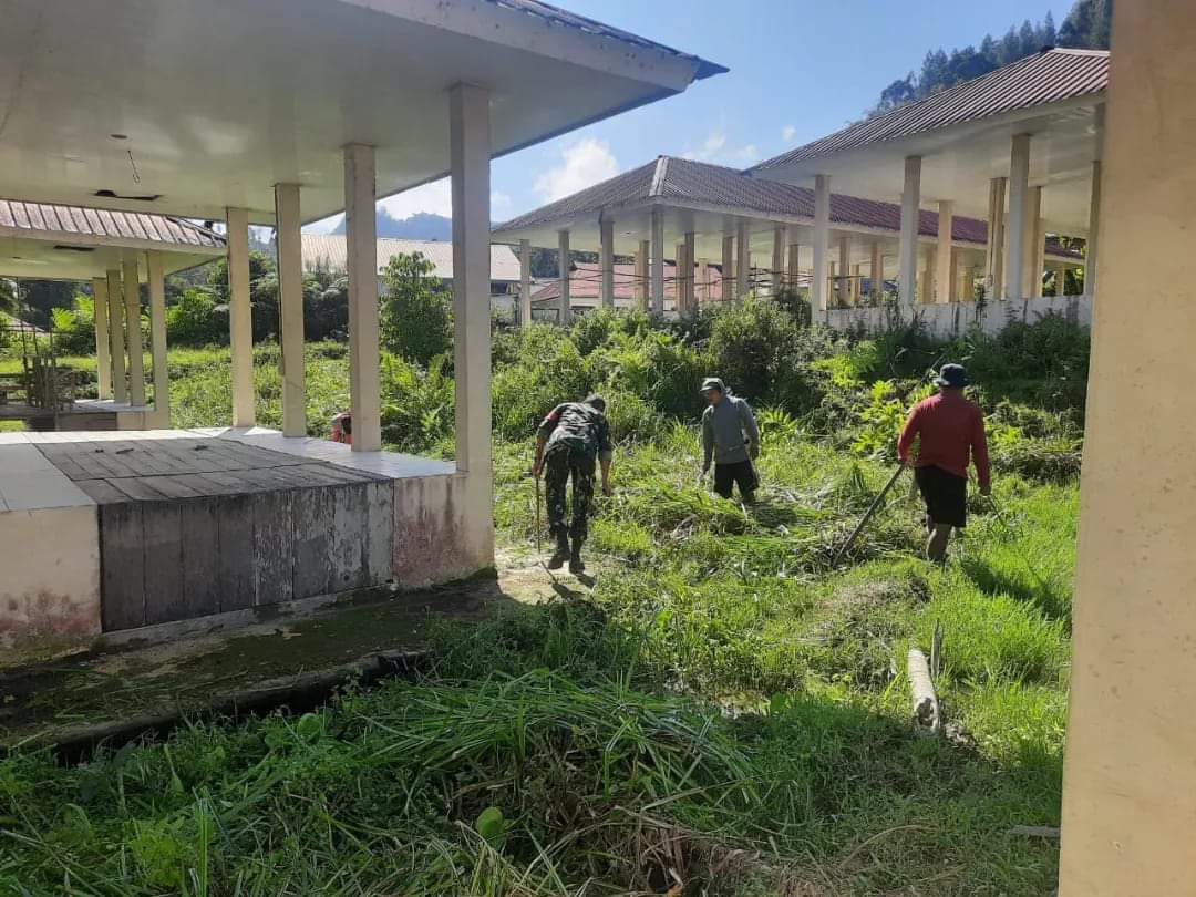 Bersama Warga Babinsa Melaksanakan Kegiatan Pembersihan Pasar