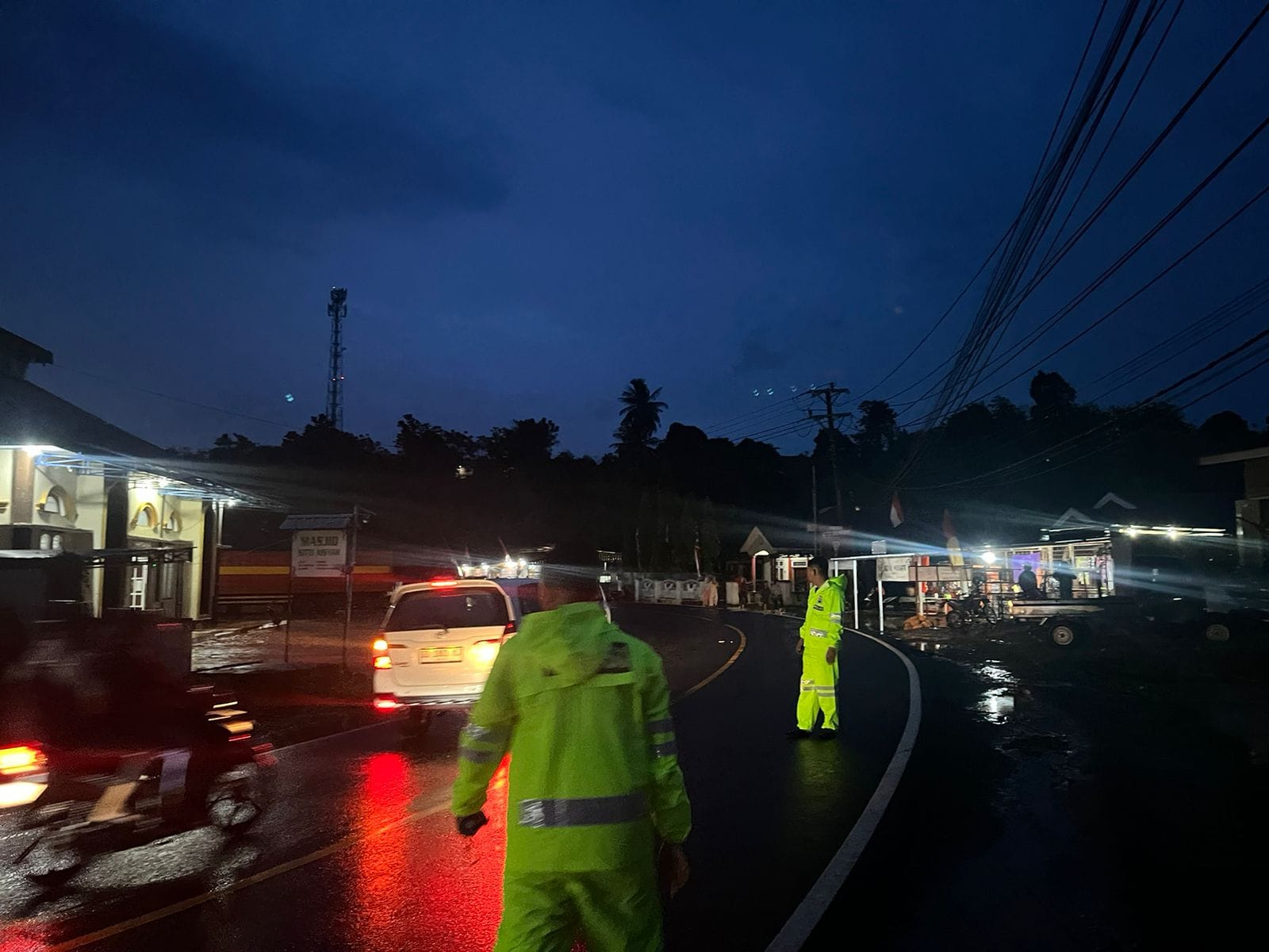 Antisipasi Terjadi Banjir Dan Tanah Longsor, Personil Polresta Mamuju Lakukan Patroli Dan Pantau Debit Air Di Sungai
