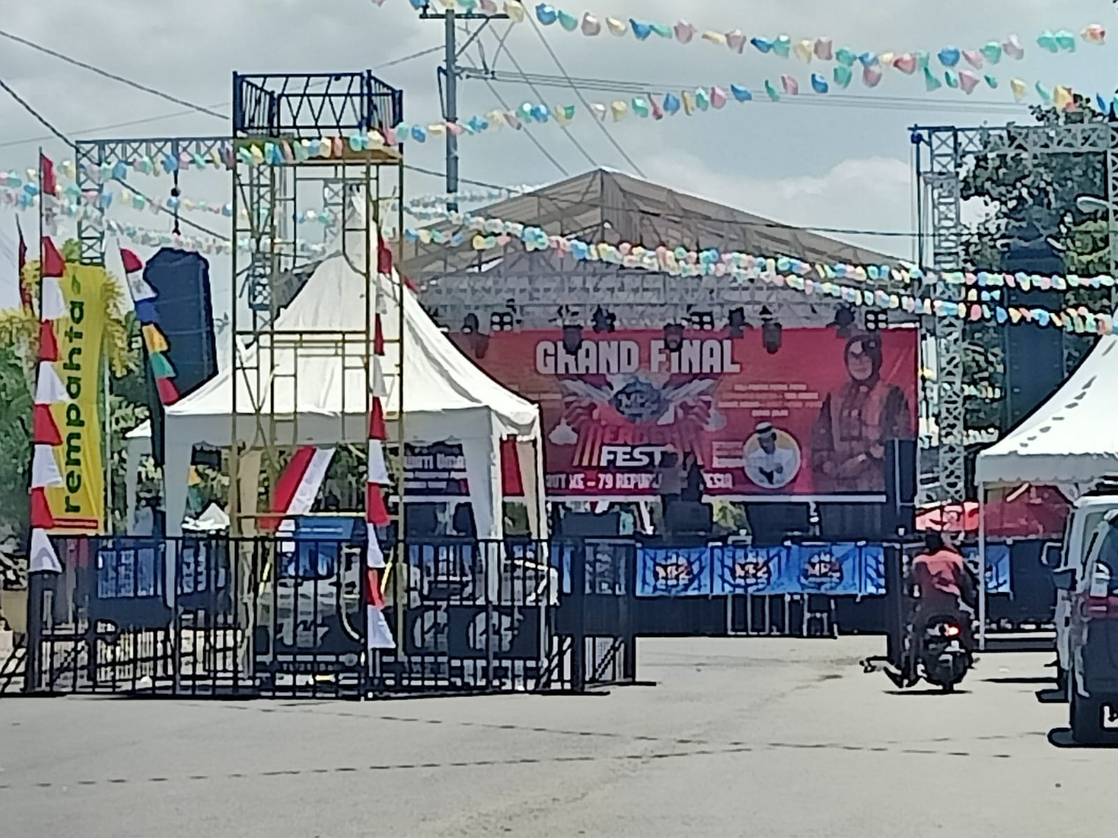 Bhabinkamtibmas Polsek Polewali Monitoring Persiapan Semarak Kemerdekaan RI ke 79 Tahun 2024 Di Wilayah Binaannya