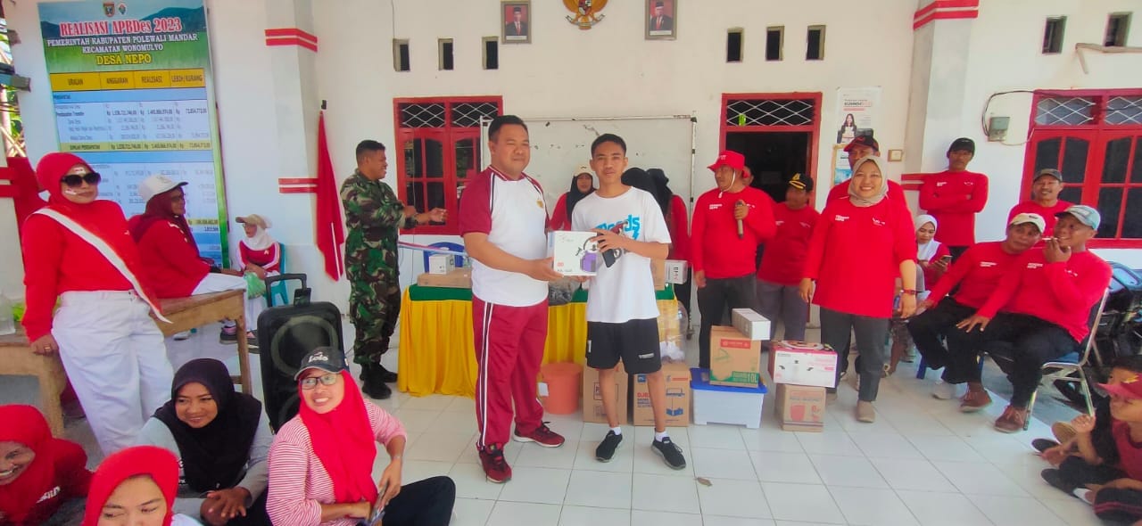 Bhabinkamtibmas Polsek Wonomulyo Monitoring Kegiatan Jalan Santai Dalam Rangka Semarak HUT RI yang Ke-79
