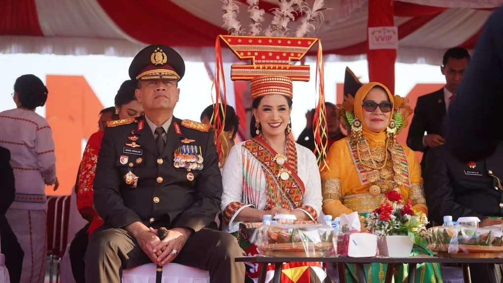 Kapolda Sulbar dan Ketua Bhayangkari Hadiri Upacara Kemerdekaan di Pantai Manakarra, Tampilkan Keindahan Budaya Lokal