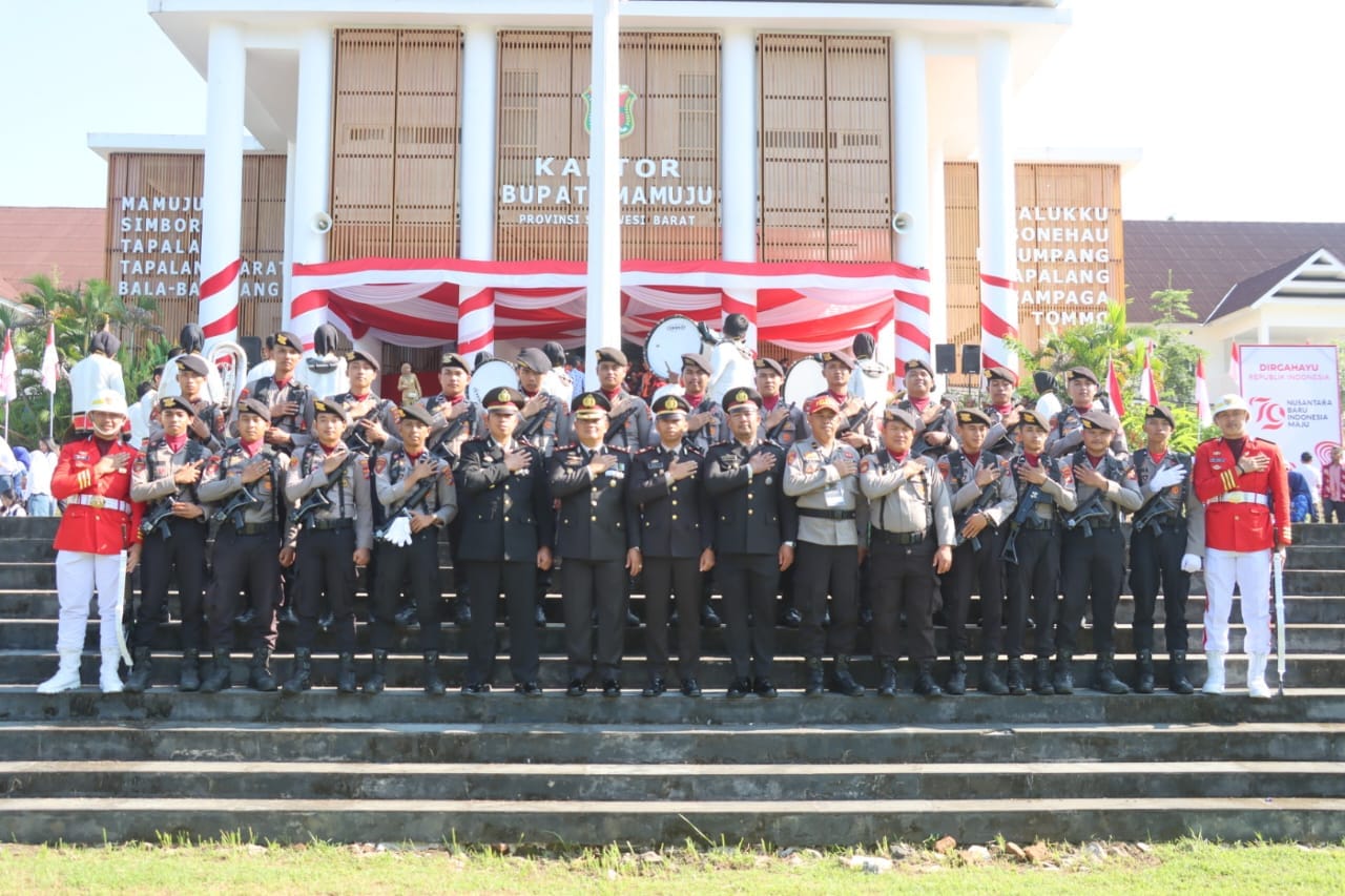 Wakili Kapolresta, Wakapolresta Mamuju Ikuti Upacara Bendera Hut RI Ke 79 Di Kantor Bupati