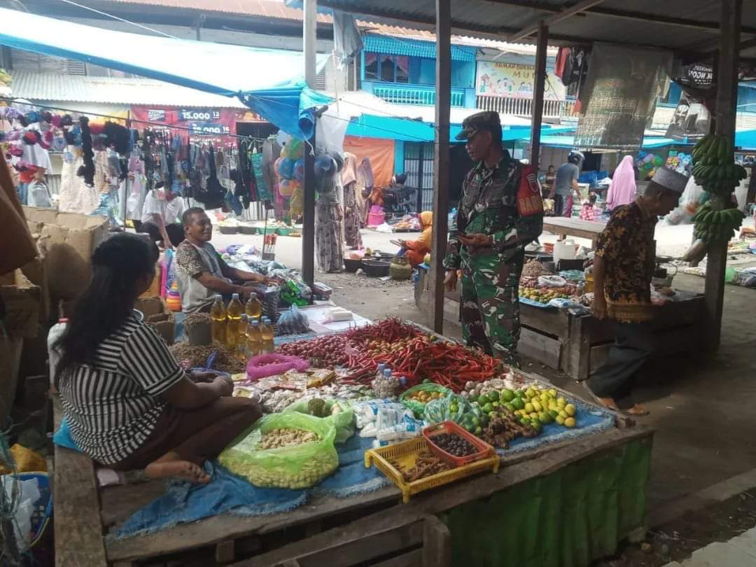 Hari Jadi Majene dan HUT RI, Babinsa Kodim 1401/Majene Pastikan Harga Bahan Pokok Tetap Terkendali