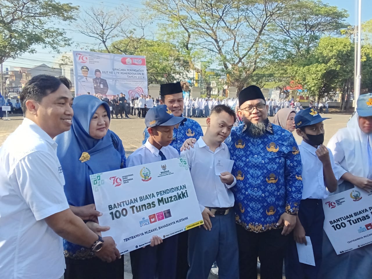 Ratusan Siswa Miskin Dapat Bantuan pada Peringatan HUT Kemerdekaan RI Ke-79 di Disdik Sulsel