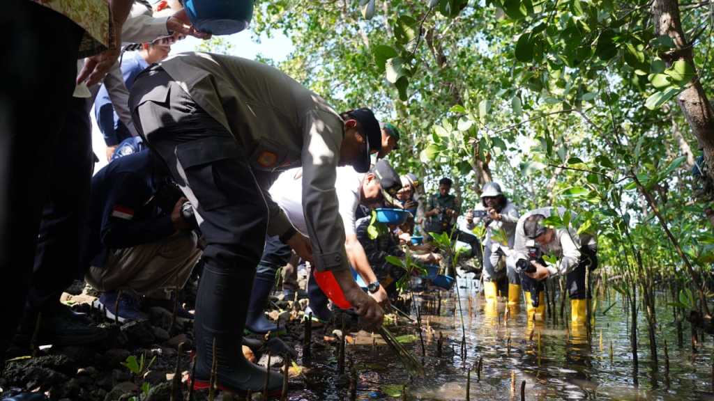 Semarak Hari Kemerdekaan, Kapolda Sulbar Bersama Seluruh Forkopimda Kembali Gencarkan Penebaran Benih Kepiting Bakau