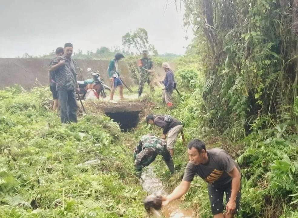 “Babinsa Kodim 1418/Mamuju dan warga setempat Sulap Parit Kumuh Jadi Bersih”
