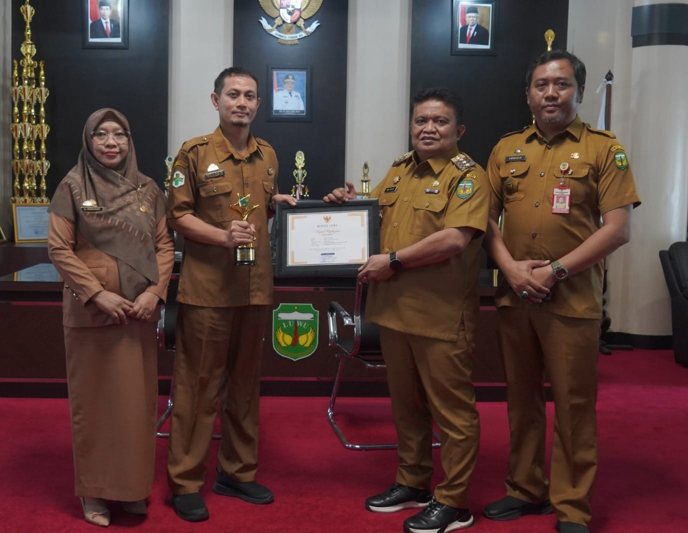 Pj Bupati Luwu Muh, Saleh Beri Penghargaan Dua ASN Berprestasi Tingkat Nasional