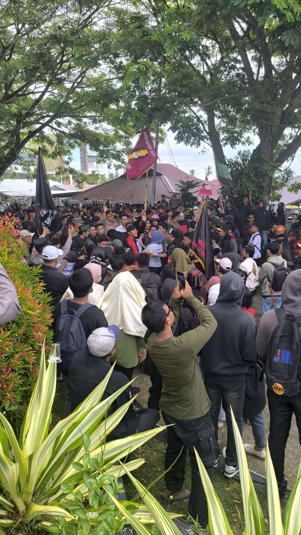 Polda Sulbar Terjunkan Ratusan Personel Beck Up Pengamanan Unjuk Rasa di Kantor DPRD Provinsi