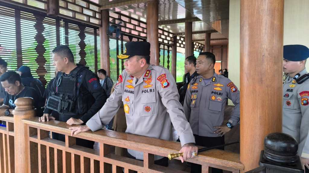 Kapolda Sulbar Pimpin Langsung Pengamanan Aksi Unjuk Rasa di Kantor DPRD Mamuju