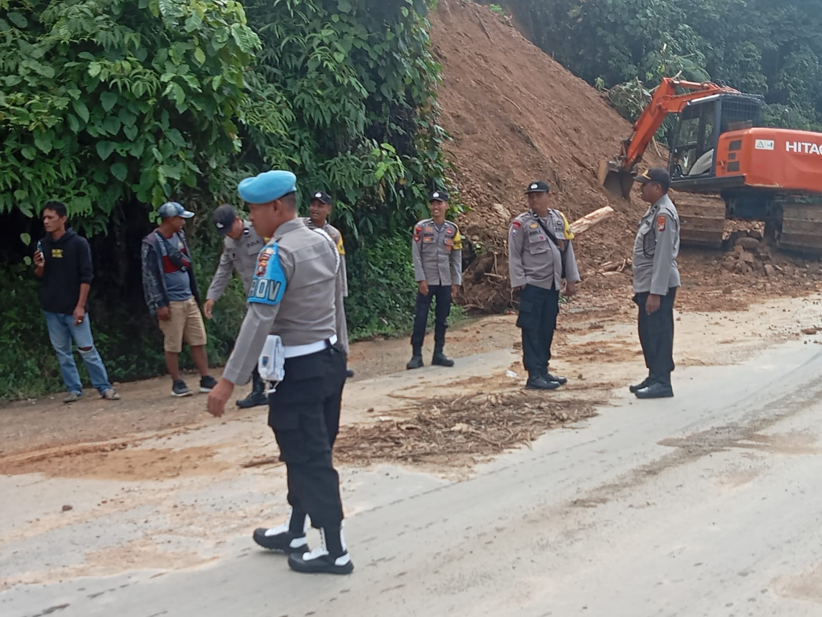 Polsek Karossa Siaga di Lokasi Tanah Longsor yang Menghambat Akses Jalan Trans Sulawesi