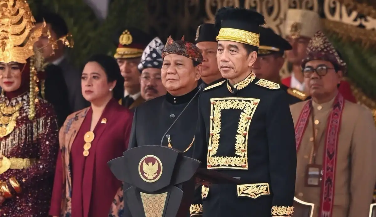 Presiden Jokowi Kenakan Baju Adat Kalimantan Timur saat Upacara di IKN