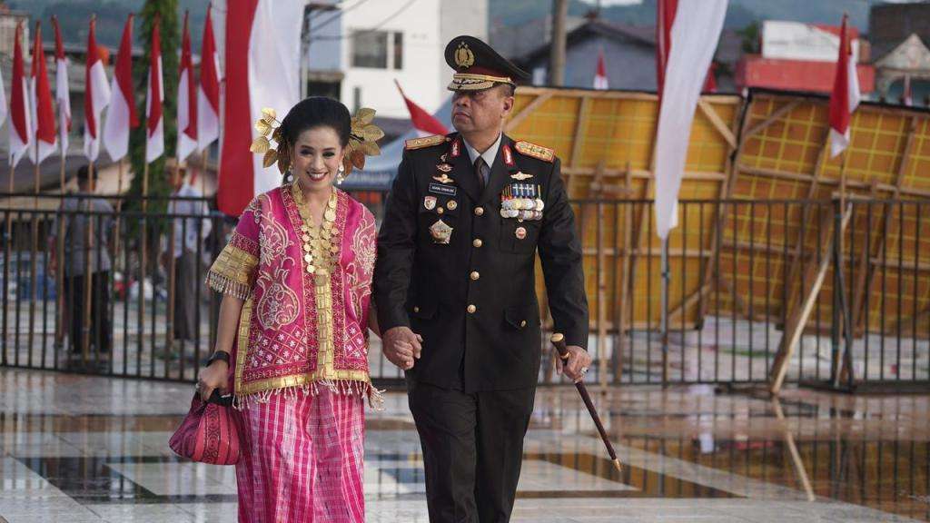 Kapolda Sulbar dan Ketua Bhayangkari Hadiri Upacara Penurunan Bendera di Anjungan Manakarra, Tandai Kemeriahan HUT RI ke-79