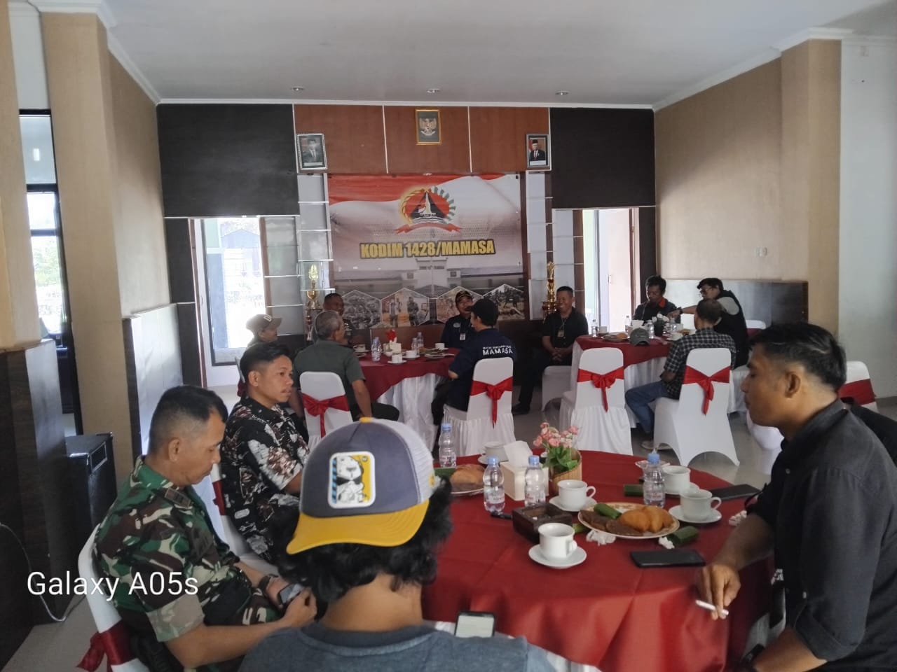 DANDIM 1428/ MAMASA NONGKRONG DAN NGOPI BARENG BERSAMA WARTAWAN DI AULA KODIM 1428/ MAMASA