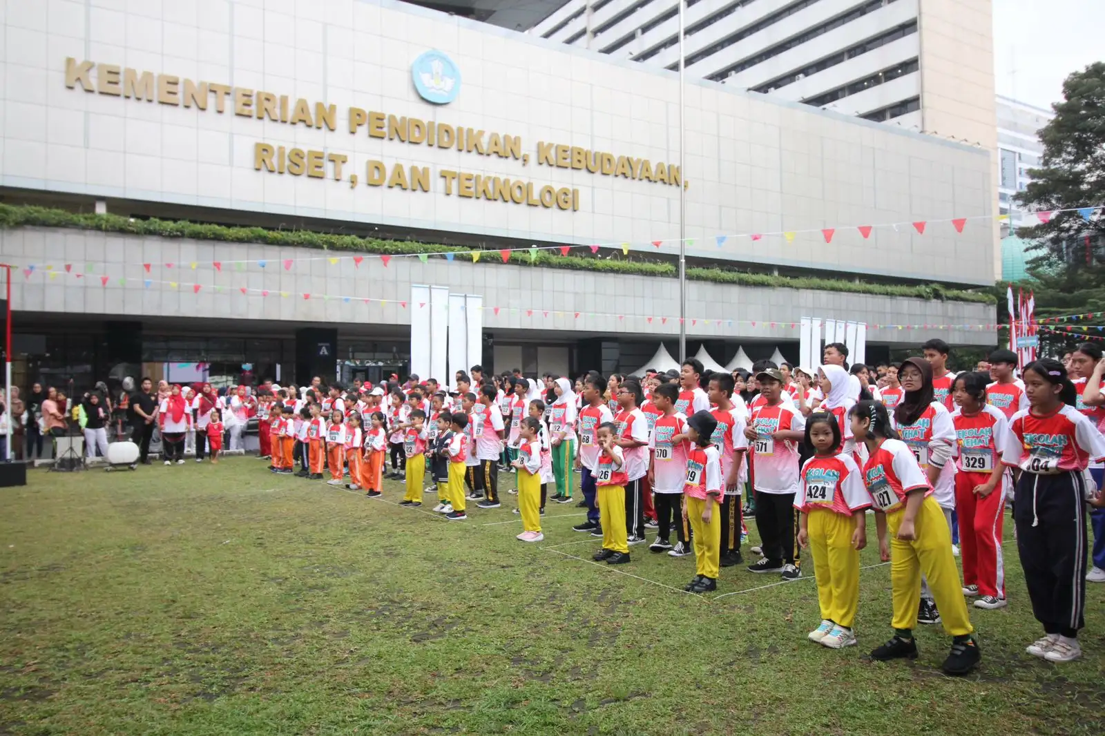 HUT ke-79 RI: Kemendikbudristek Gelar Festival Jalan Sehat dan Sarapan Bergizi