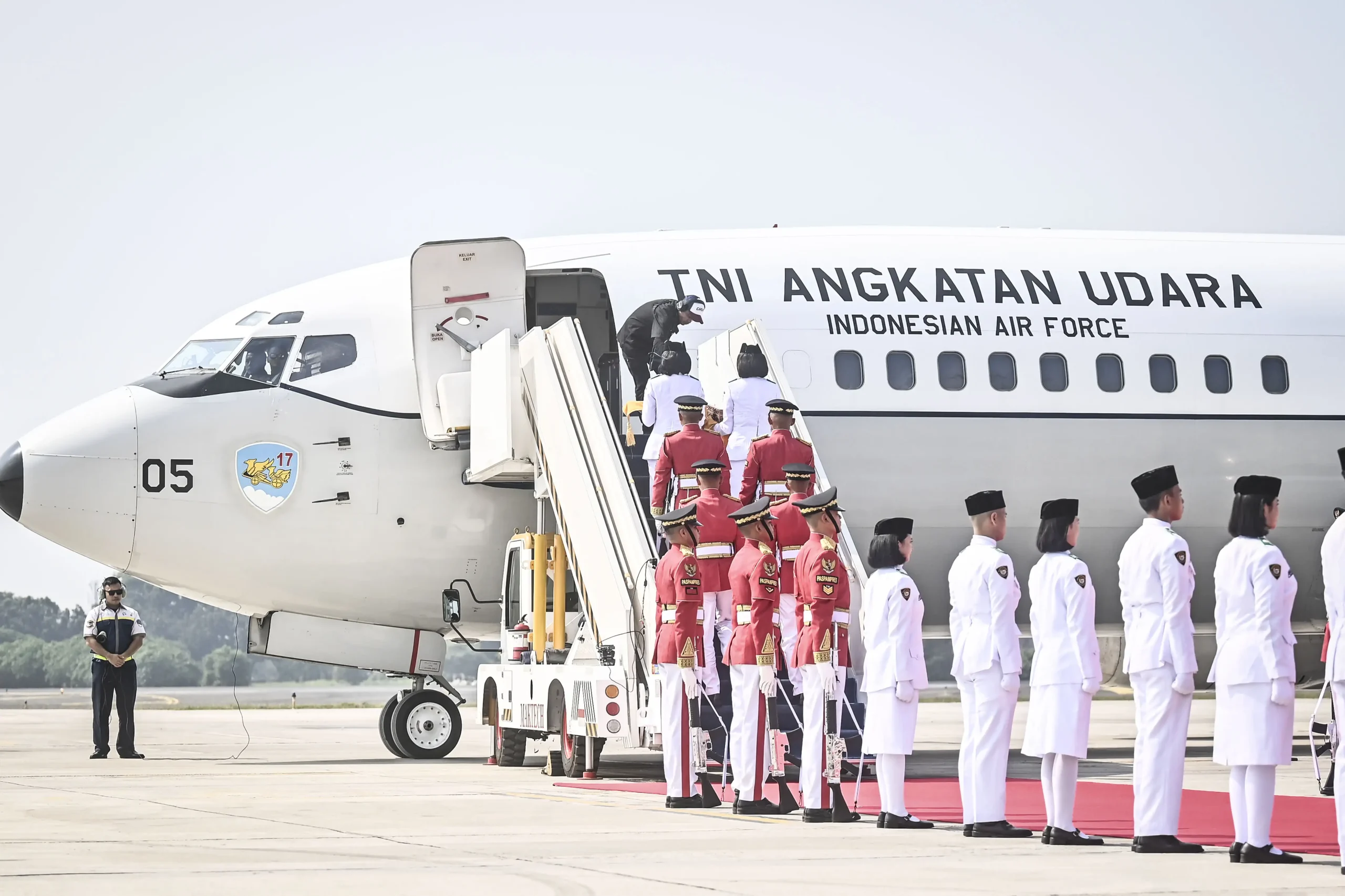 Bangganya Skuadron 17 TNI AU Terbangkan Sang Merah Putih dan Teks Proklamasi ke IKN