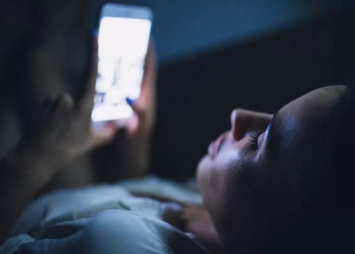 Awas, Ini Dampak pada Kulit Jika Terlalu Sering Terkena Paparan Sinar pada Gadget