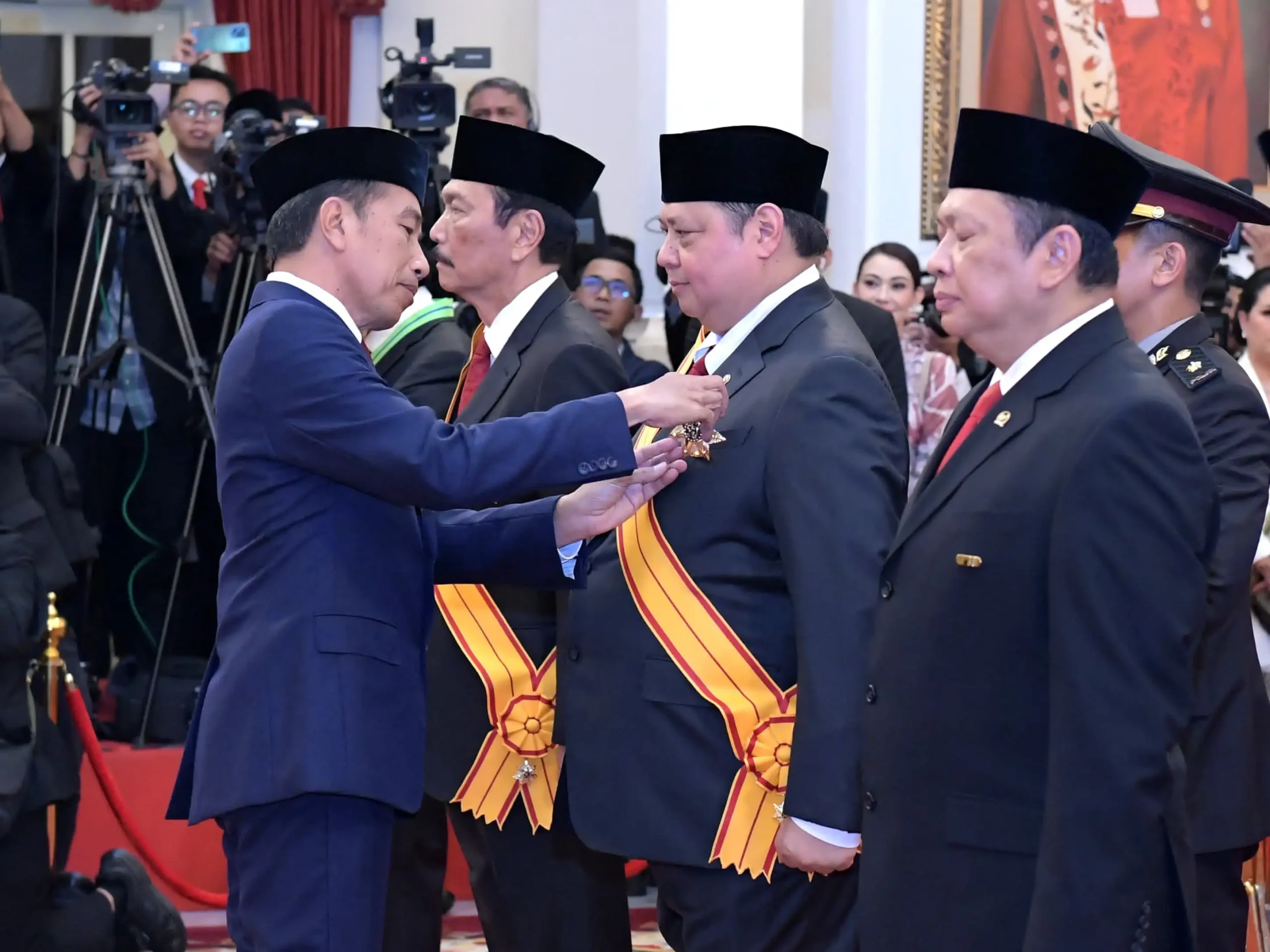 Menko Perekonomian Menerima Anugerah Tanda Kehormatan Bintang Republik Indonesia Utama