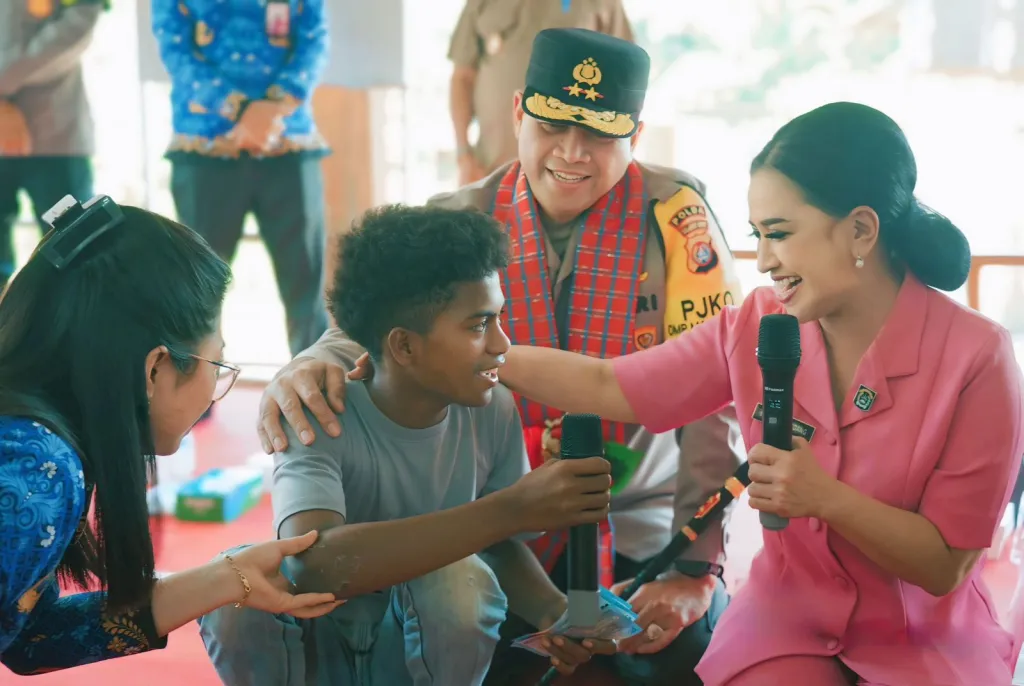 Kapolda dan Ketua PD Bhayangkari Sulbar Menyapa Anak Bungu dan Bagikan Baksos di Desa Saluraya