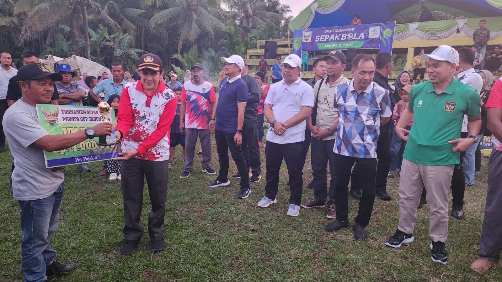 Pj Bupati dan Ketua DPRD Inhil Hadiri Penutupan Turnamen Mumpa Cup