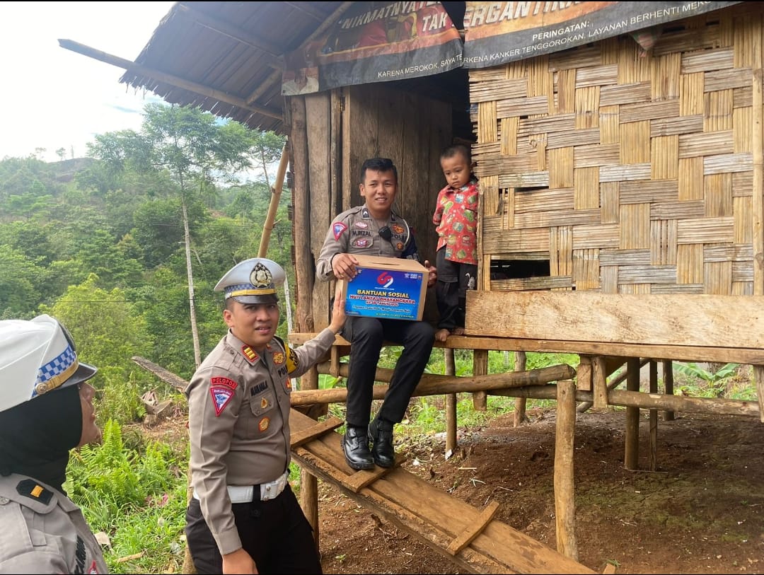 Sasar Desa Terpencil di Saletto, Satlantas Polresta Mamuju Salurkan Bantuan Sosial dalam Rangka HUT Lalu Lintas ke-69