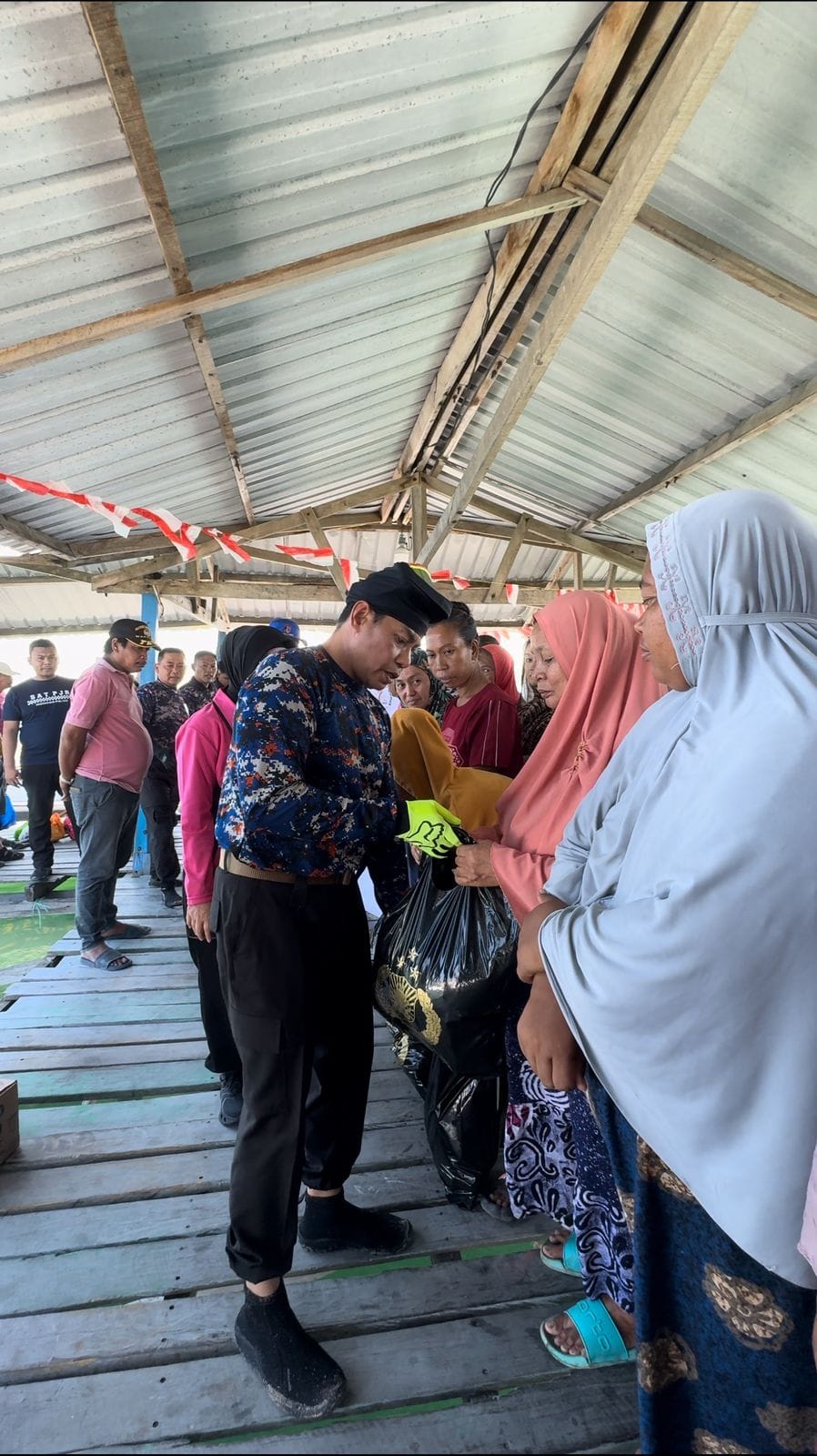 Serukan Pilkada Damai, Kapolda Sulsel Bagikan Ratusan Sembako ke Masyarakat Pulau Lae-lae