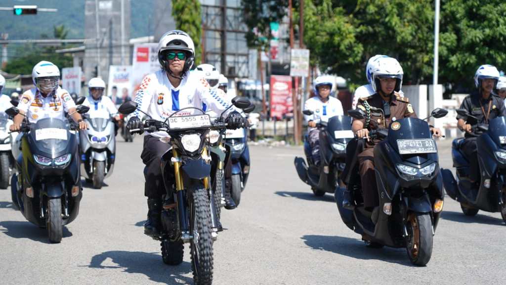 Kapolda dan Forkopimda Sulbar Pimpin Pawai Kendaraan Tertib Berlalu Lintas dan Taat Pajak