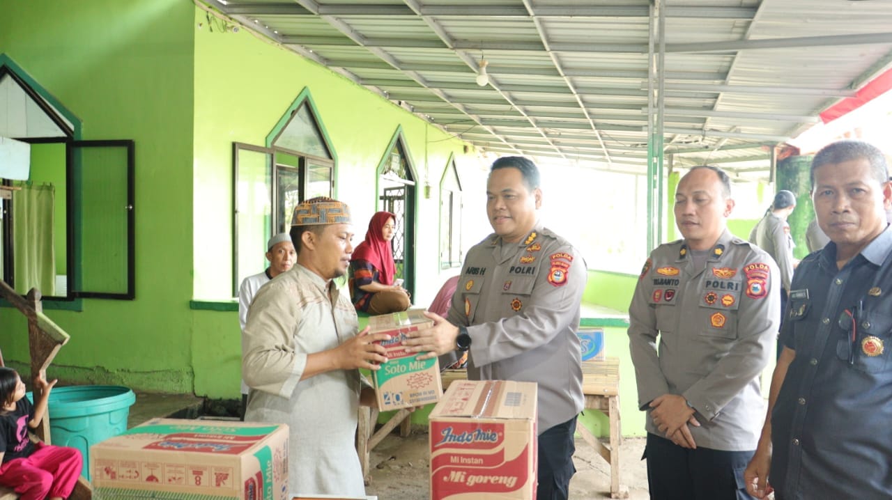 Kunjungi Panti Asuhan, Karo SDM Polda Sulsel Kombes Aris Beri Santunan