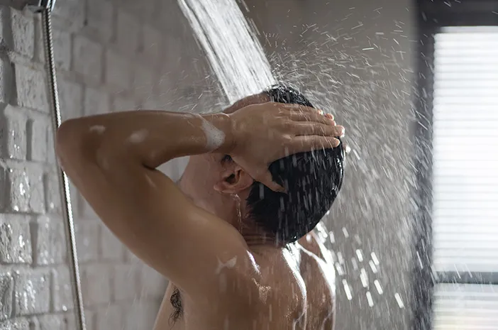Bahayakah Sering Mandi Malam? Ini Faktanya