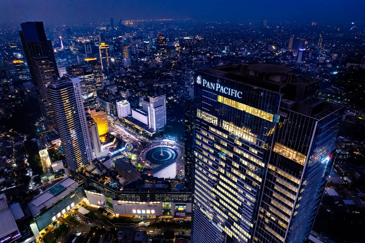 Memandang Gemerlap Kota dari Hotel Luxury Tertinggi di Indonesia