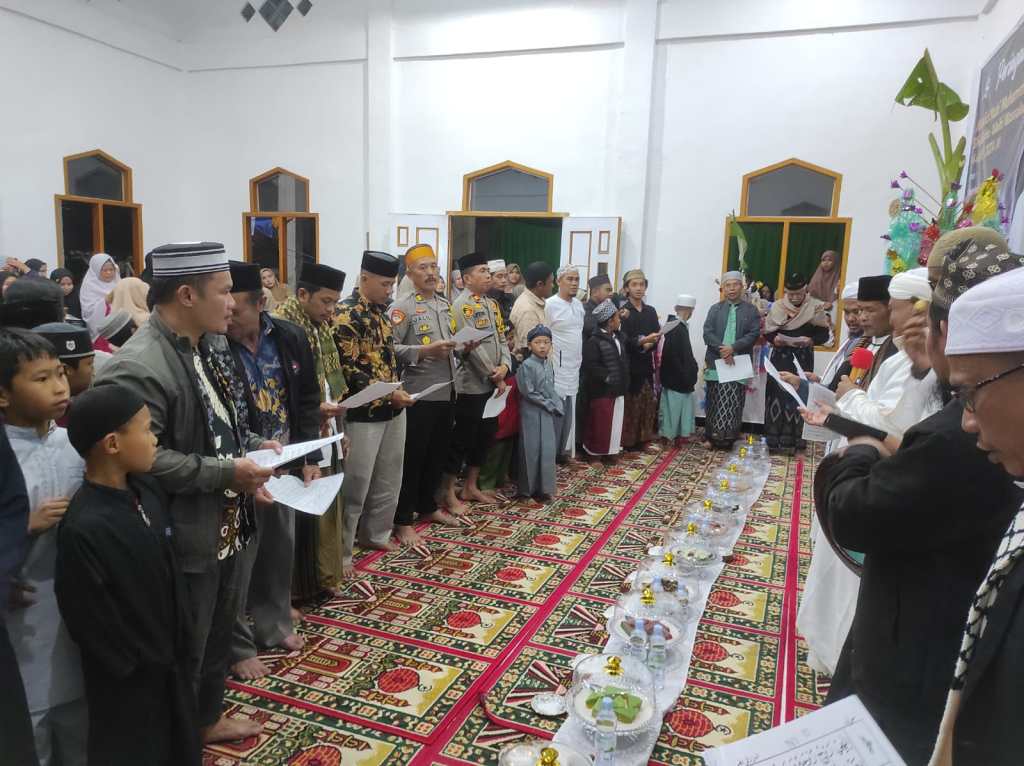 Kapolsek Mamasa dan Personelnya Hadiri dan Amankan Peringatan Maulid Nabi di Mesjid Al Muhajirin At Thoirin, Mamasa
