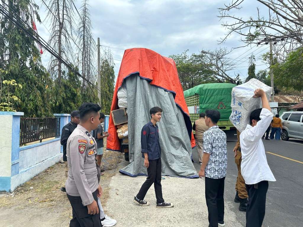 Polres Majene Kawal Proses Serah Terima Logistik Pilkada 2024 di KPU Majene