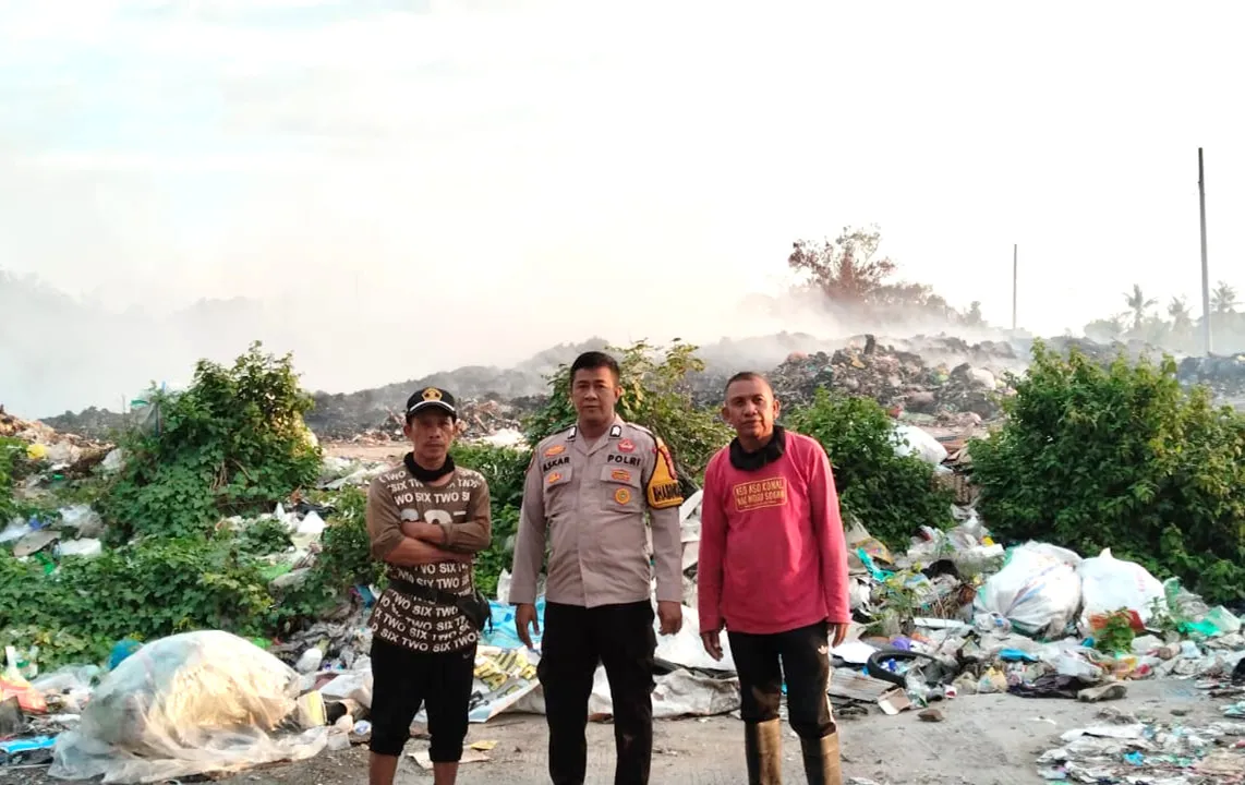 Bhabinkamtibmas Polres Majene Lakukan Patroli di TPA Moloku Pasca Kebakaran Sampah