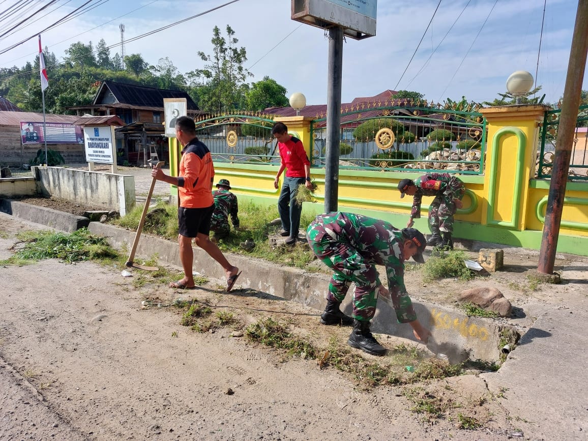 Peduli Sarana Ibadah, Babinsa 1428-02/Sumarorong Bersama Masyarakat Karya Bakti Bersihkan Saluran Air Depan Masjid