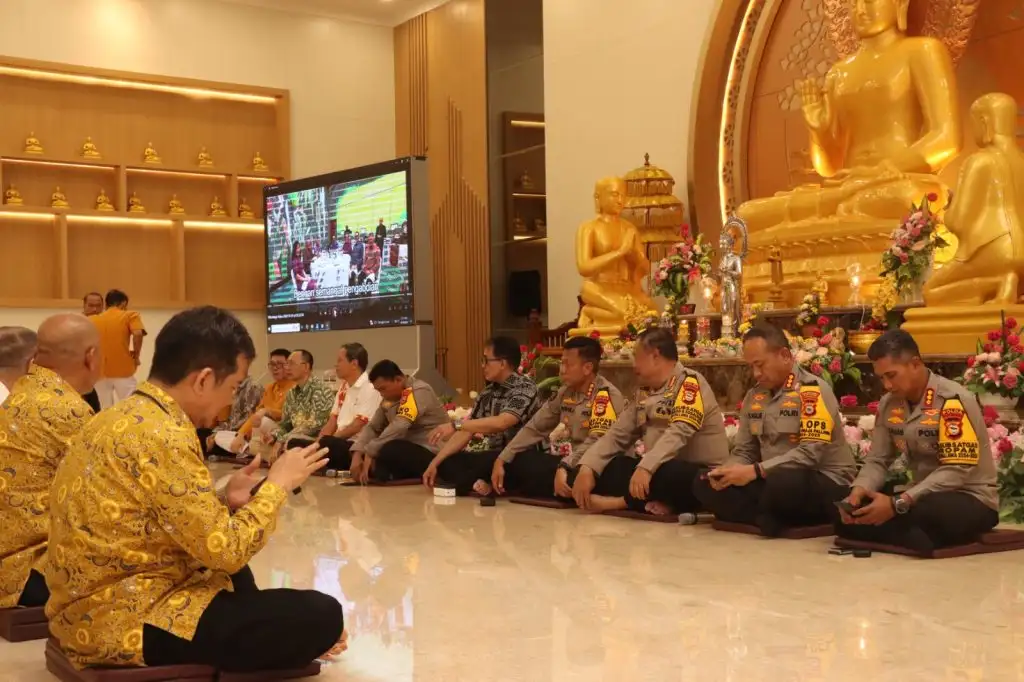 Kapolda Sulsel Kunjungi Ketua Permabudhi Sulsel dalam Silaturahmi untuk Jalin Harmoni Antar Umat Beragama