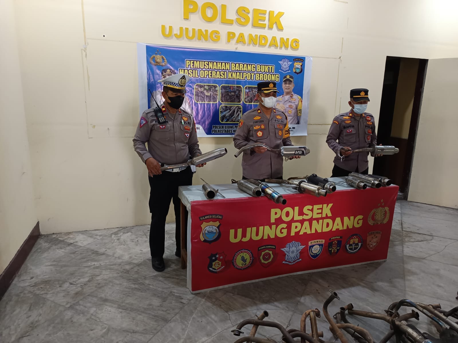 Bersama Jajarannya, Kapolsek Ujung Pandang Musnakan Knalpot Brong Sebayak 112 Batang