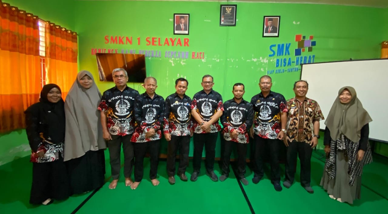 Berkunjung ke Selayar, Kabid SMK Disdik Sulsel Dapat Cinderamata dari Siswa SMKN 1 Selayar