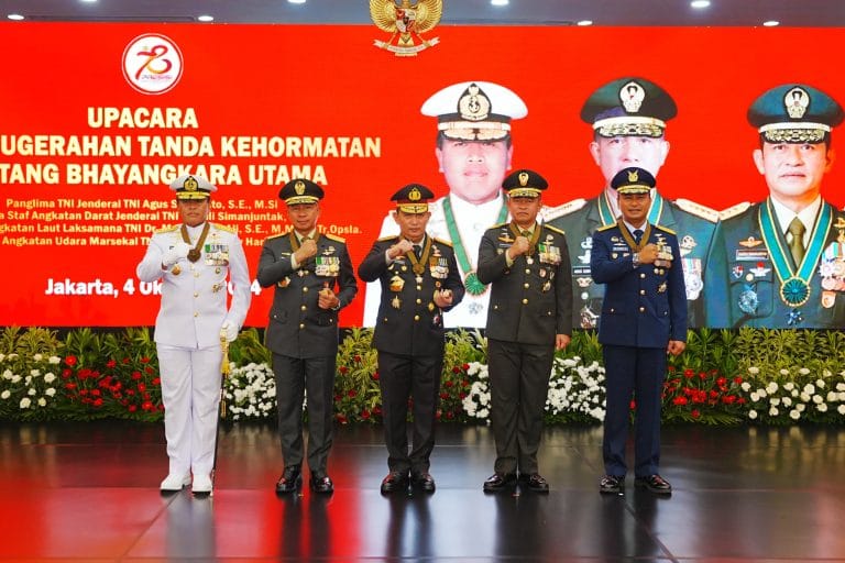 Kapolri Sematkan Bintang Bhayangkara Utama ke Panglima dan 3 Kepala Staf TNI, Polri: Sinergitas Menuju Indonesia Maju