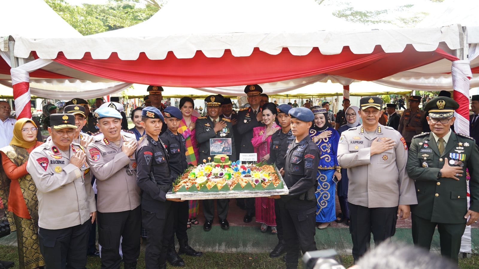 HUT TNI ke-79, Kapolda Sulbar dan Ketua Bhayangkari Berikan Kejutan Manis